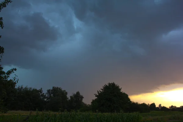 Natur. Gewitterwolken — Stockfoto