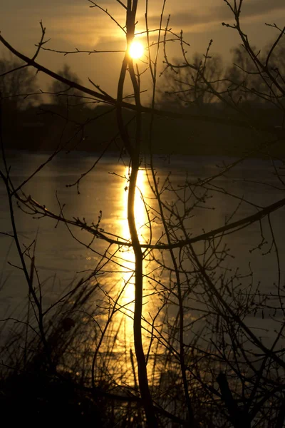 Beleza do pôr-do-sol da noite sobre um lago congelado — Fotografia de Stock