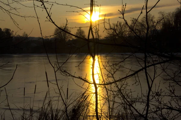 Beauty of evening sunset over a frozen lake — Stock Photo, Image