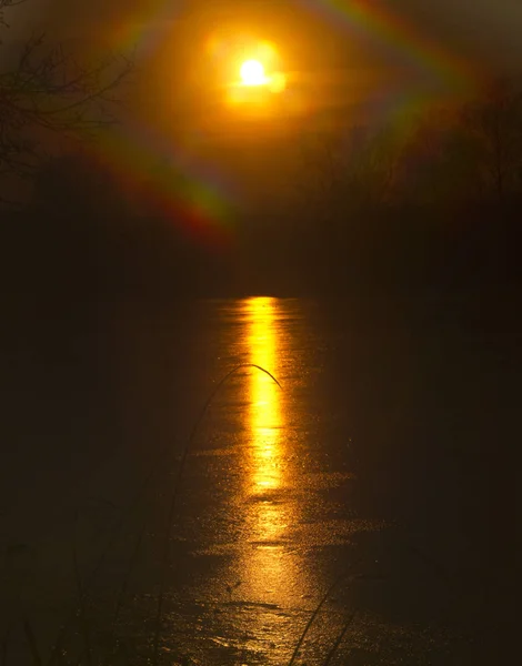 Beleza do pôr-do-sol da noite sobre um lago congelado — Fotografia de Stock