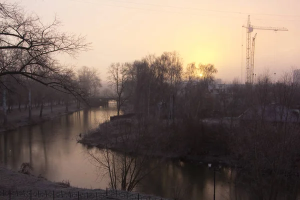 Nebbia sopra il fiume prima dell'alba . — Foto Stock