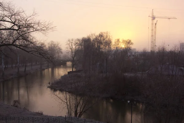 Brouillard au-dessus de la rivière avant le lever du soleil . — Photo