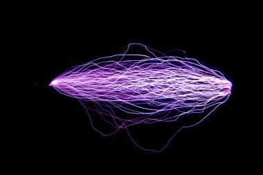 Her deşarj aynı elektrotlar arasında yapılır. Deşarj farklı yörüngeleri var.