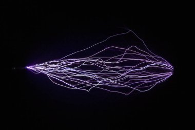 Yapay olarak kıvılcım boşaltımı yaratmış. Görüntü fiziksel fenomeni incelemek için kullanılır.