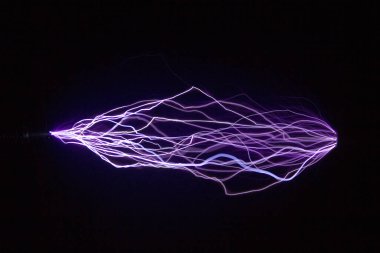 Öğrenci projesi için elektrik boşaltımının yörüngesi. Görüntü fiziksel fenomeni incelemek için kullanılır.