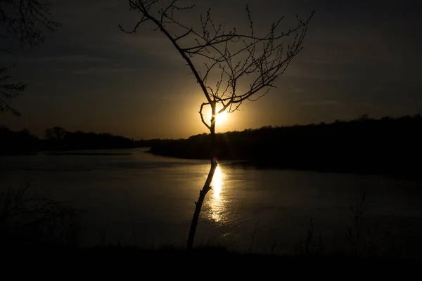 川の急な岸からの夕日の眺め — ストック写真