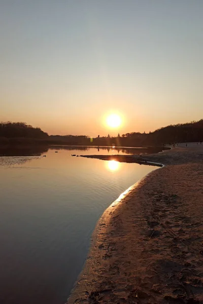 Pôr Sol Com Espelho Reflexo Sol Superfície Água — Fotografia de Stock