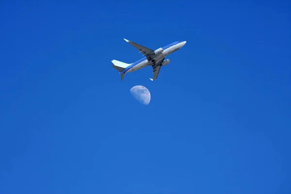 Αεριωθούμενο αεροπλάνο που πετούν πάνω από το φεγγάρι — Φωτογραφία Αρχείου