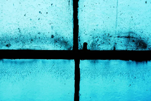 Старая оконная рама на фоне синего — стоковое фото
