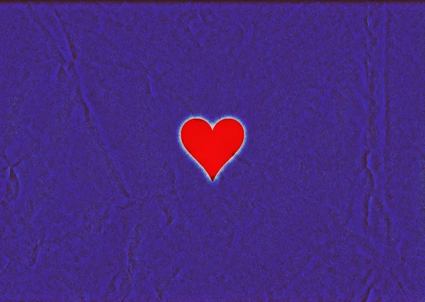 Buruşuk bir arka plan üzerinde kırmızı kalp — Stok fotoğraf