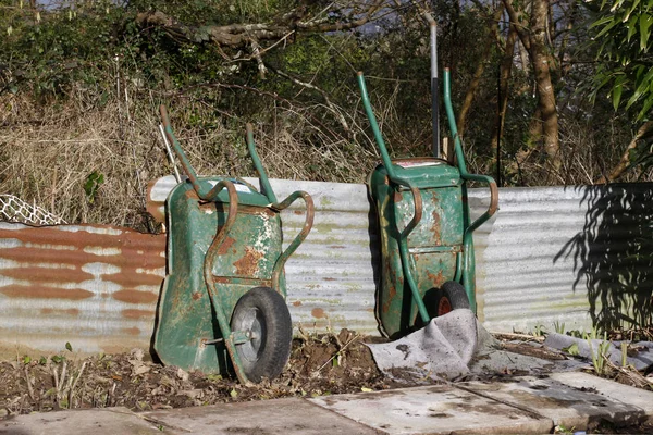 Velhos carrinhos de mão em uma colocação — Fotografia de Stock