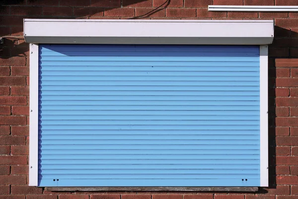 Stängda blå säkerhet fönsterluckor — Stockfoto