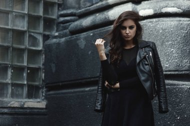 Bisikletçinin ceket pozlar vintage daireli ev bahçesinde giyen Doğu güzel kadın