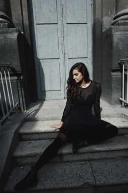 Bisikletçinin ceket pozlar vintage daireli ev bahçesinde giyen Doğu güzel kadın