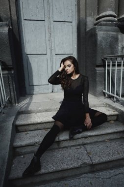 Bisikletçinin ceket pozlar vintage daireli ev bahçesinde giyen Doğu güzel kadın