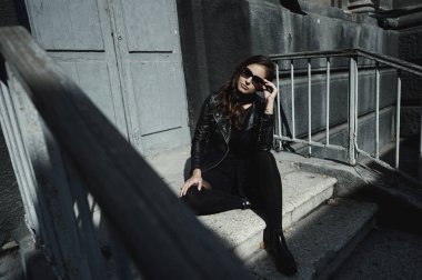 Bisikletçinin ceket pozlar vintage daireli ev bahçesinde giyen Doğu güzel kadın