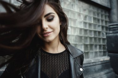 Bisikletçinin ceket pozlar vintage daireli ev bahçesinde giyen Doğu güzel kadın