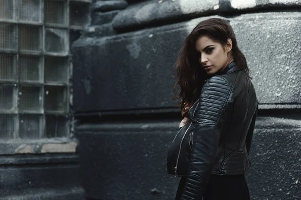 Bisikletçinin ceket pozlar vintage daireli ev bahçesinde giyen Doğu güzel kadın