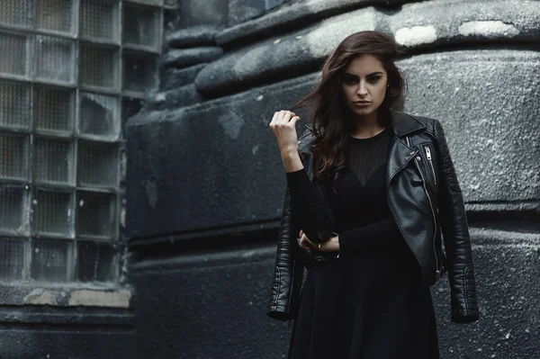 Bisikletçinin ceket pozlar vintage daireli ev bahçesinde giyen Doğu güzel kadın