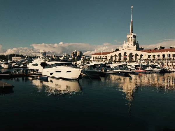 Soçi limanındaki gezinti güvertesinin güzel manzarası — Stok fotoğraf