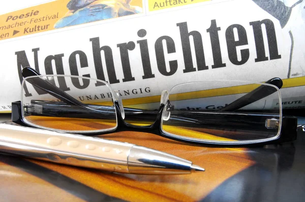 Wirtschaftsnachrichten aus aller Welt lizenzfreie Stockfotos