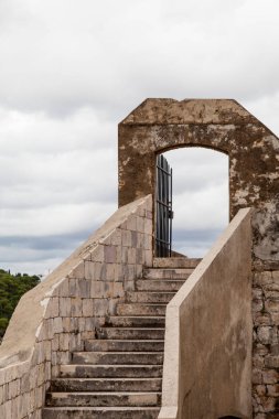 Gökyüzü taş tarafından yapılan ve eski girmeden merdiven