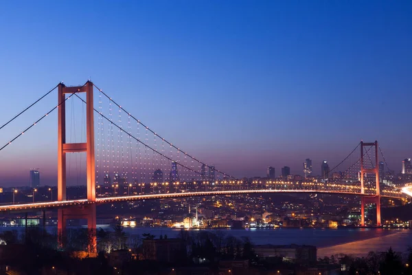 Pont du Bosphore d'Istanbul la nuit — Photo