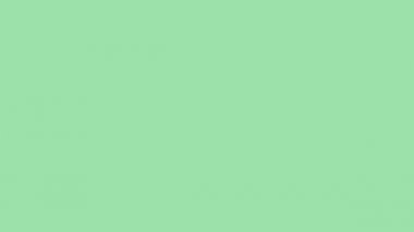 Kırmızı kağıttan uçağın dümdüz uçması ve U dönüşü yapması yeşil arka planda fotokopi uzayıyla izole edilmiş.