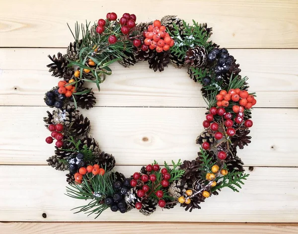 Couronne de Noël sur le fond en bois — Photo