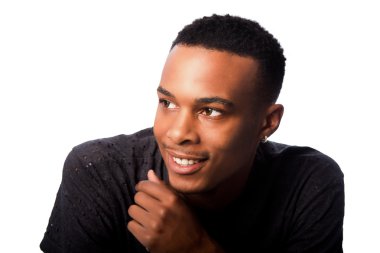 Yakışıklı mutlu gülümseyen genç adam