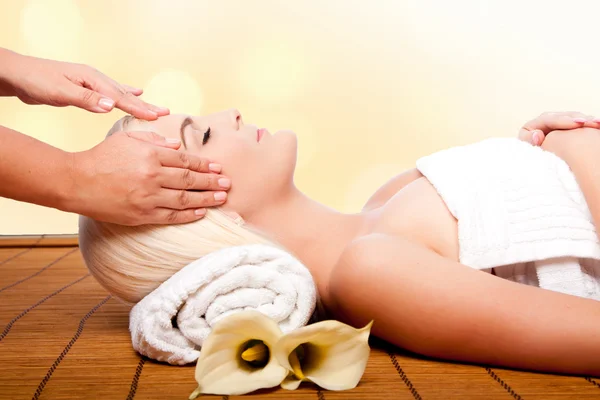 Entspannung verwöhnende Massage-Wellness — Stockfoto