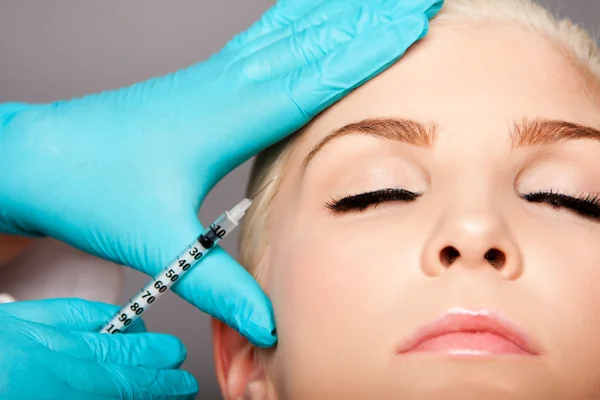 Cosmetic plastic surgeon injecting aesthetics face — Stockfoto