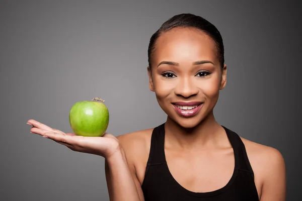 Szczęśliwy zdrowy czarny asian kobieta z apple — Zdjęcie stockowe