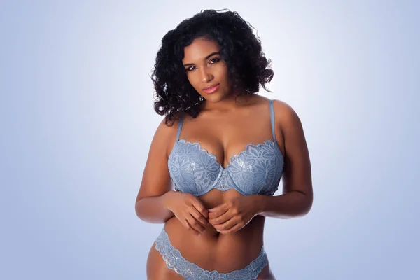 Sexy gelukkige vrouw in lingerie — Stockfoto