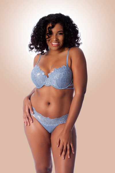 Сексуальная счастливая женщина в нижнем белье
