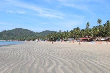 Tatilcilerin, satıcıları, tropik sahilde Cafe 