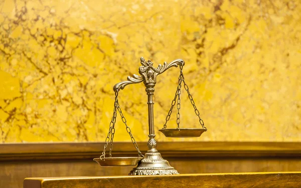 Váhy spravedlnosti v soudní síni — Stock fotografie