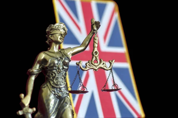 Statue of Lady Justice with United Kingdom flag — Stock Photo, Image