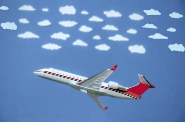 Flugzeug mit weißen Wolken Stockbild