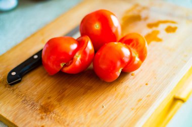 kesme tahtası dilimlenmiş domates