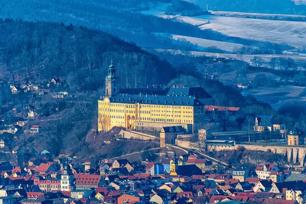 Şehrin üzerinde Rudolstatdt yüksek Heidecksburg