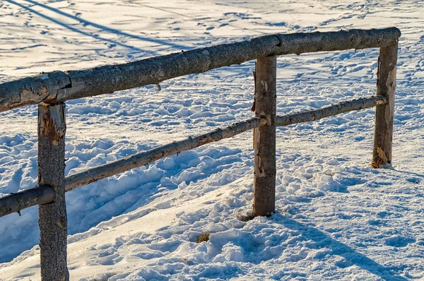 Trä räcken i snön på Ilmenau Thüringen i Tyskland — Stockfoto