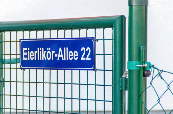 Забавный дорожный знак Eggnog Avenue Ilmenau Thuringia Germany — стоковое фото