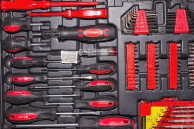 Tornavida ve araç kutusu içinde daha fazla aracı