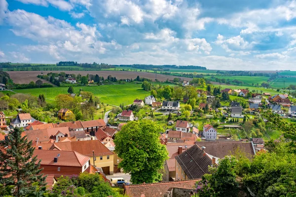 Vista sobre el pueblo de Ranis en Turingia en primavera — Foto de Stock