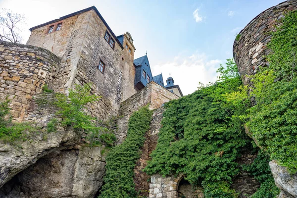 Muralla del castillo de Ranis con edificios — Foto de Stock