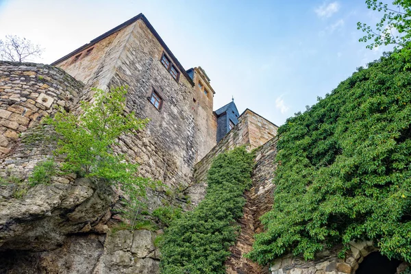 Binalar ile Ranis kale duvarına