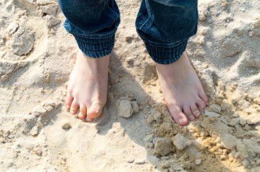 Kum çıplak ayaklı çocuk olduğunu