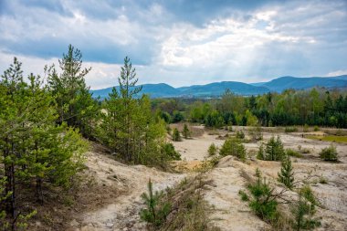 Kumtaşı çukurunda dar yol