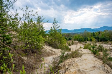 Kumtaşı çukurunda dar yol